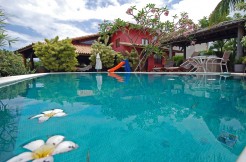 Excelente casa com piscina a venda em Busca Vida