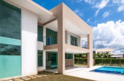 Casa de luxo a 150 m da praia a venda em Guarajuba