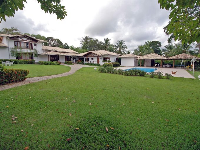 Elegante casa a venda no Encontro das Águas