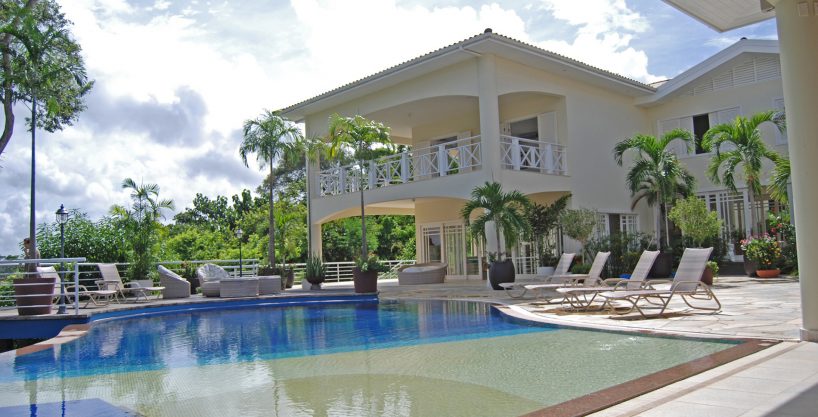 Mansión frente al lago en venta en el condominio Encontro das Águas