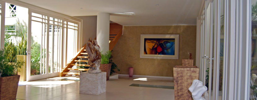 mansao-em-frente-a-lagoa-a-venda-no-Encontro-das-Aguas-1