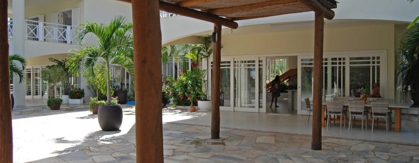 mansao-em-frente-a-lagoa-a-venda-no-Encontro-das-Aguas-12