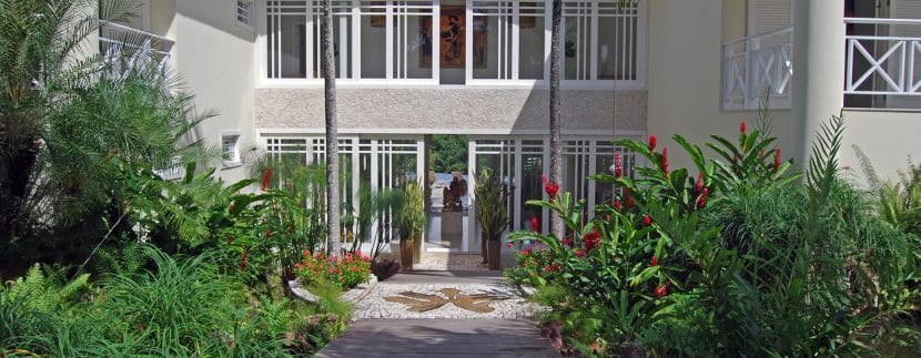 mansao-em-frente-a-lagoa-a-venda-no-Encontro-das-Aguas-34 (1)