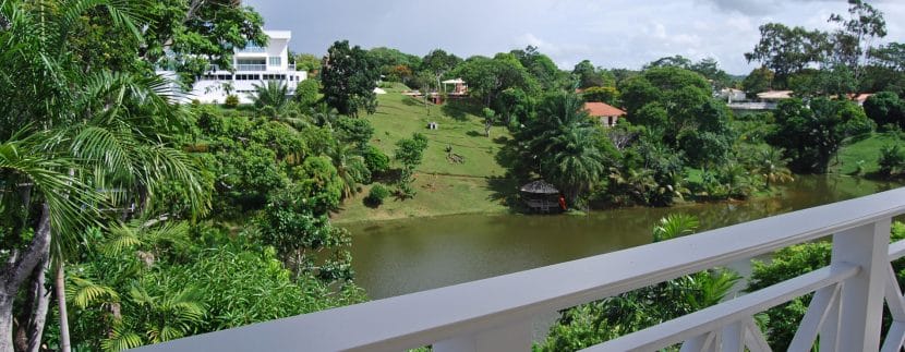 mansao-em-frente-a-lagoa-a-venda-no-Encontro-das-Aguas-9