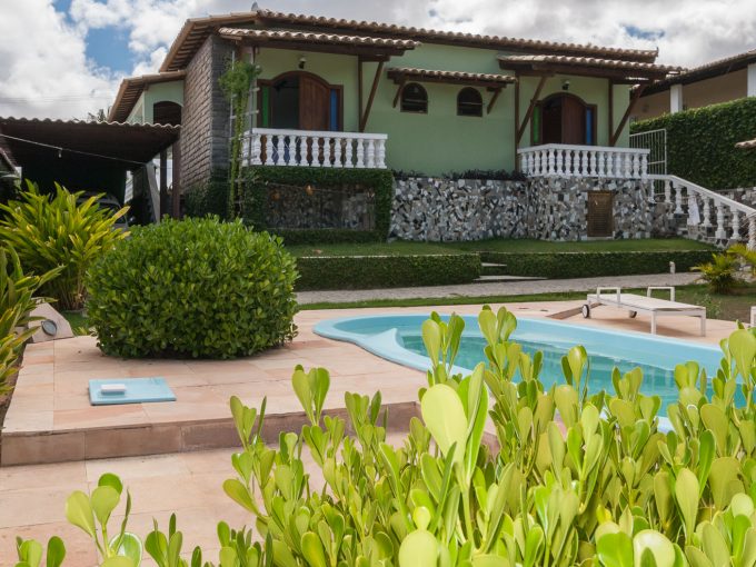 Casa térrea com piscina a venda em Lauro de Freitas