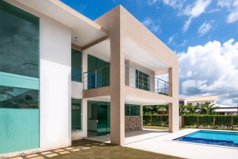 Casa de luxo a 150 m da praia a venda em Guarajuba