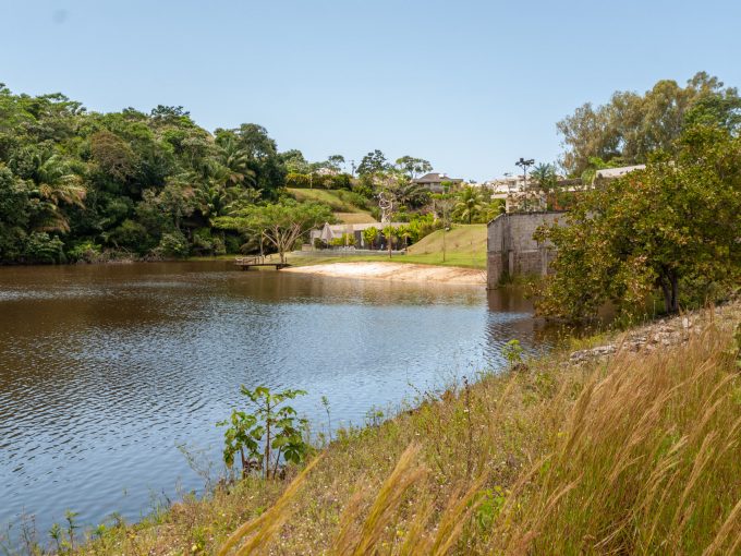 Terreno com vista para lagoa a venda no condomínio Encontro das Águas
