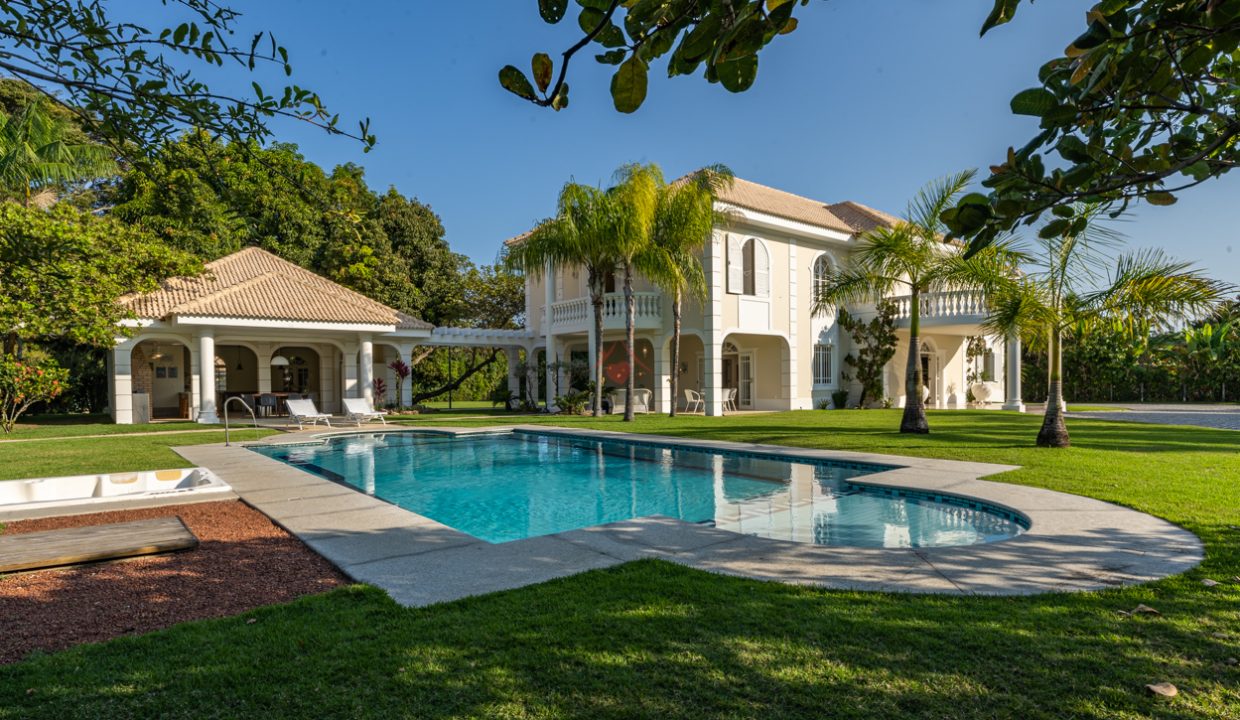 Luxury classic mansion for sale in condo Encontro das Águas