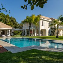 Classic luxury mansion for sale in Encontro das Águas condominium