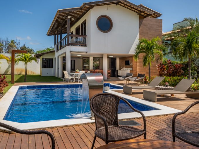 Casa a venda no condomínio de luxo a 100 m da praia Guarajuba
