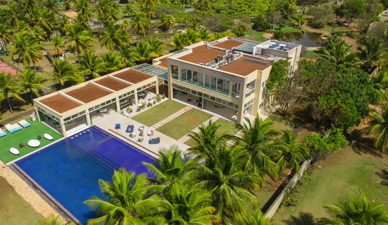 Excepcional e Mega Mansão de luxo frente mar em Busca Vida-46