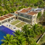 Excepcional e Mega Mansão de luxo frente mar em Busca Vida