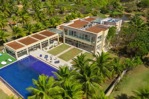 Excepcional e Mega Mansão de luxo frente mar em Busca Vida