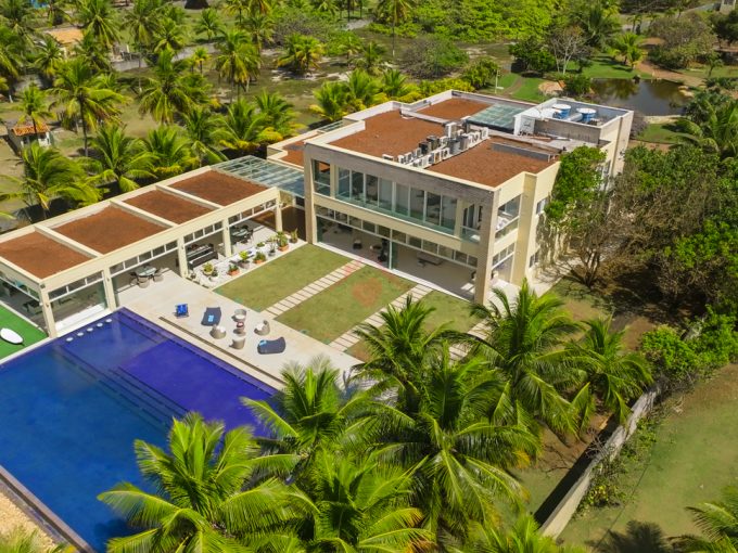 Excepcional e Mega Mansão de luxo frente mar em Busca Vida