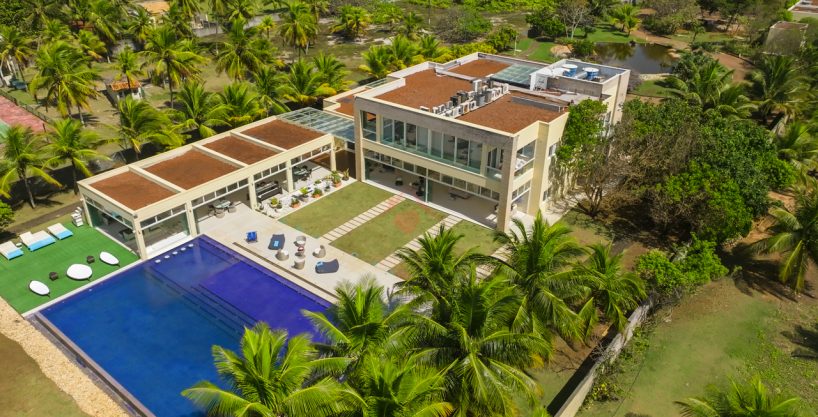 Excepcional e Mega Mansão de luxo frente mar em Busca Vida