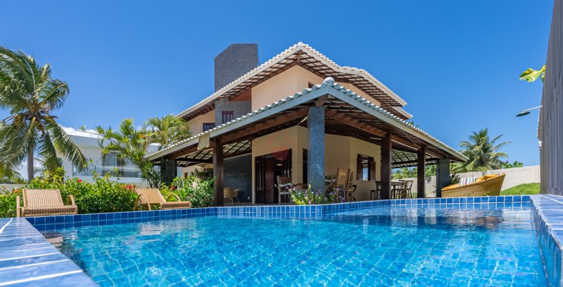 Casa com piscina a 50 m da praia de Guarajuba