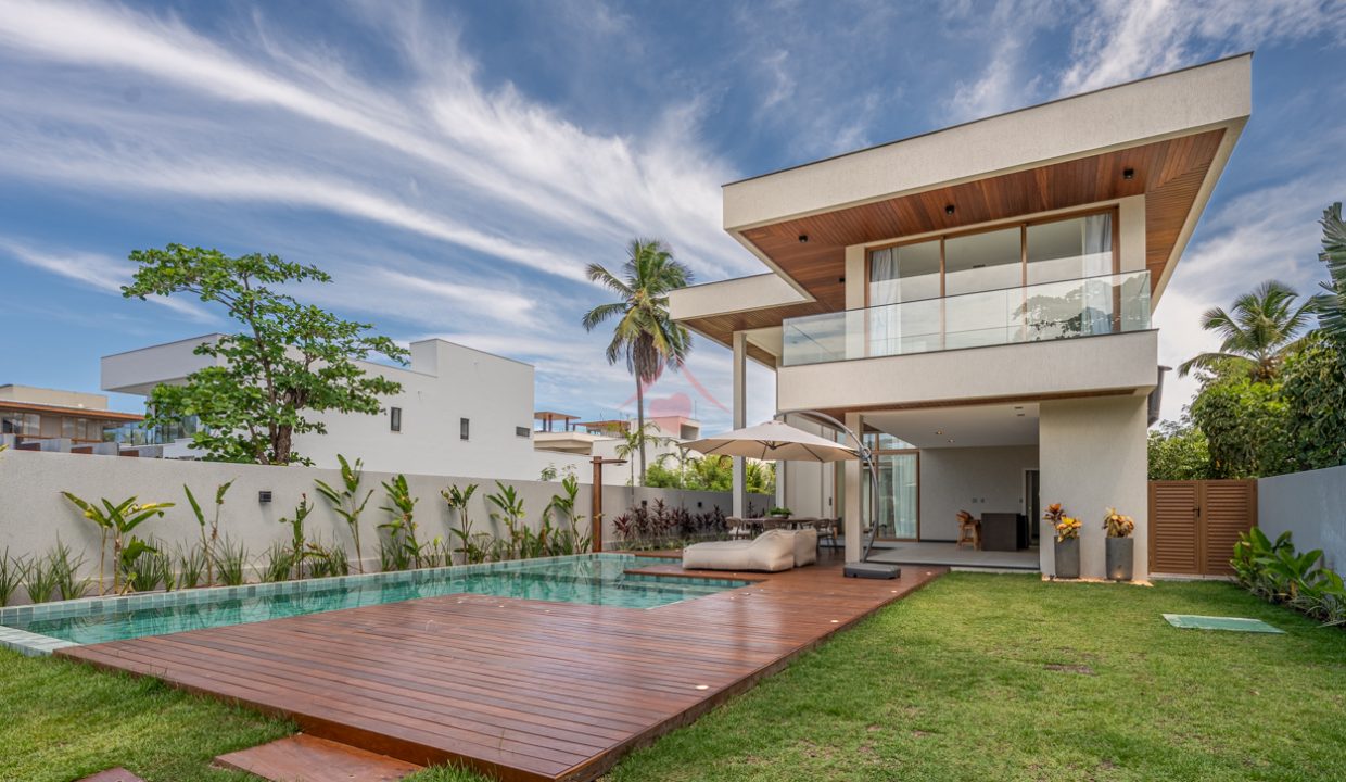 Mansão moderna à venda a 60 m da praia em Guarajuba