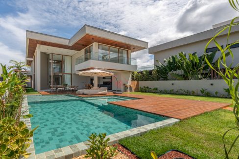 Mansão moderna à venda a 60 m da praia em Guarajuba